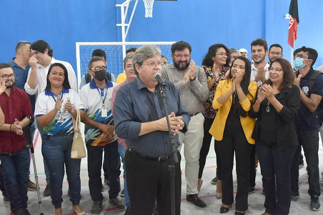 João Azevêdo entrega ginásio poliesportivo do Sesquicentenário