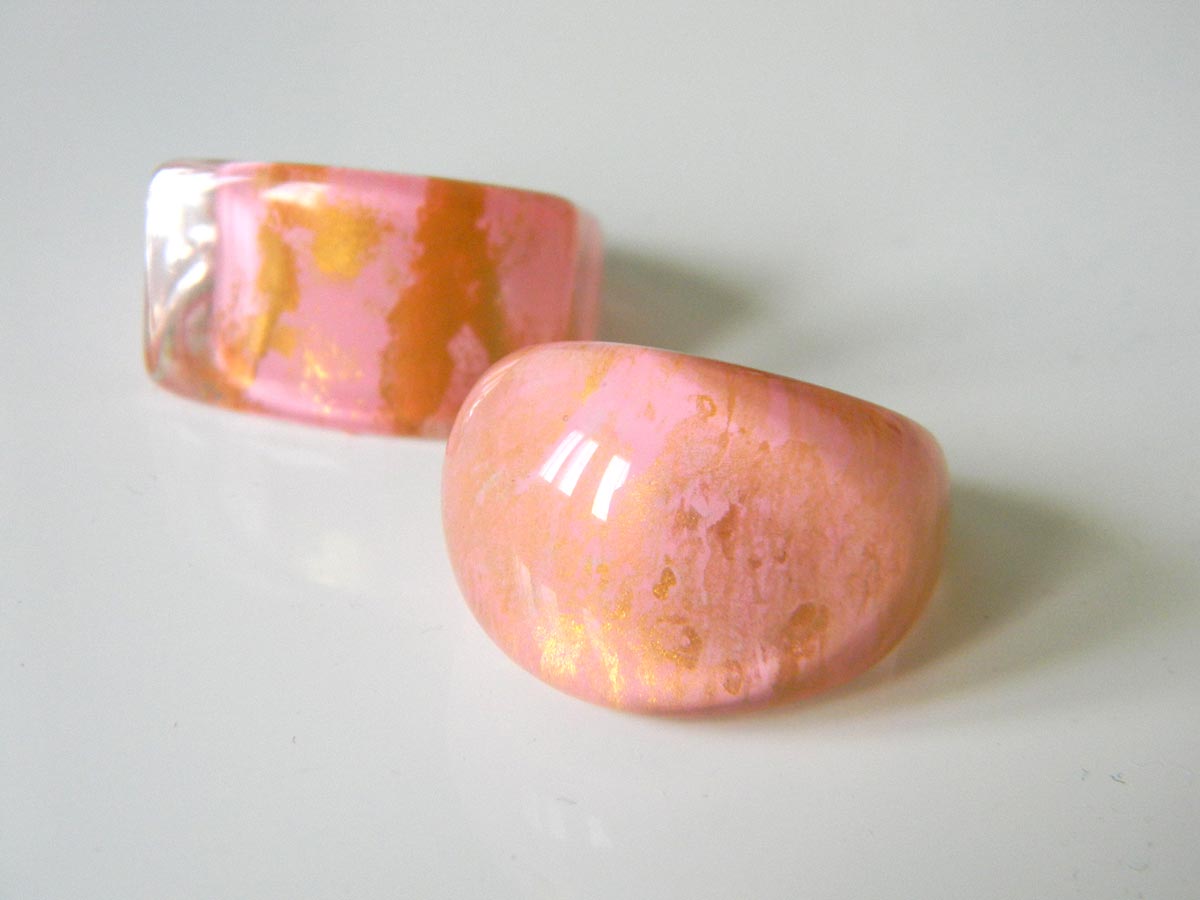 Bague plastique transparent peinture rose et dorée