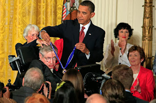 Stephen Hawking saat Bersama Barrack Obama