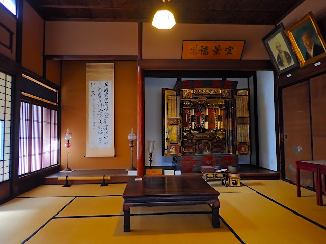 供奉著小澤家族祖先的佛壇。
