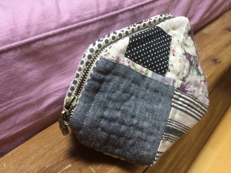 Quilted Patchwork Cosmetic Case Makeup Bag Padded Zipper Pouch. DIY Tutorial in Pictures. 