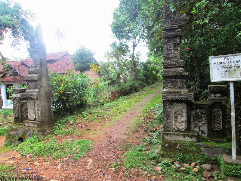 Gapura kecil usang yang bertuliskan “Pura Manggala Dharma” 