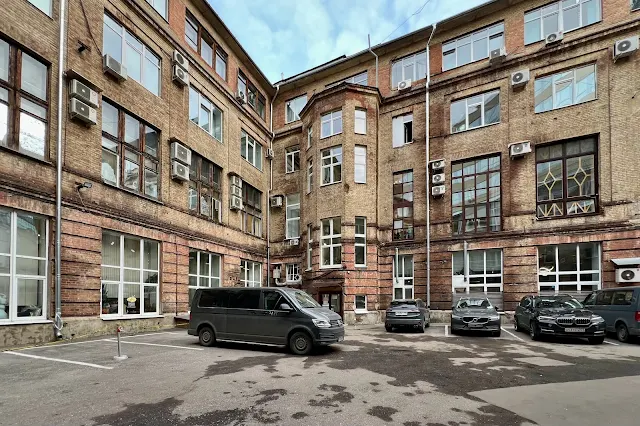Большая Татарская улица, территория бывшего Московского радиозавода «Темп», бизнес-центр «Б.Татарская 35» (корпус построен в 1946 году)