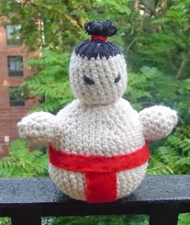 http://translate.google.es/translate?hl=es&sl=auto&tl=es&u=http%3A%2F%2Fcraftykeg.wordpress.com%2F2008%2F07%2F07%2Fhow-to-make-a-sumo-wrestler-amigurumi%2F