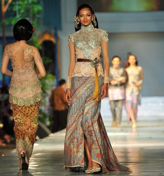 42 Model Kebaya Anne Avantie Modern Untuk Orang Gemuk 