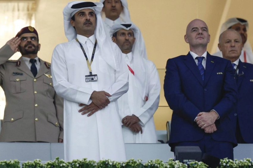 O emir do Catar, sheik Tamim bin Hamad Al-Thani, ao lado do presidente da Fifa, Gianni Infantino, durante a cerimônia de abertura da Copa do Mundo de futebol realizada no país, há um ano | Foto: EFE/Rodrigo Jiménez