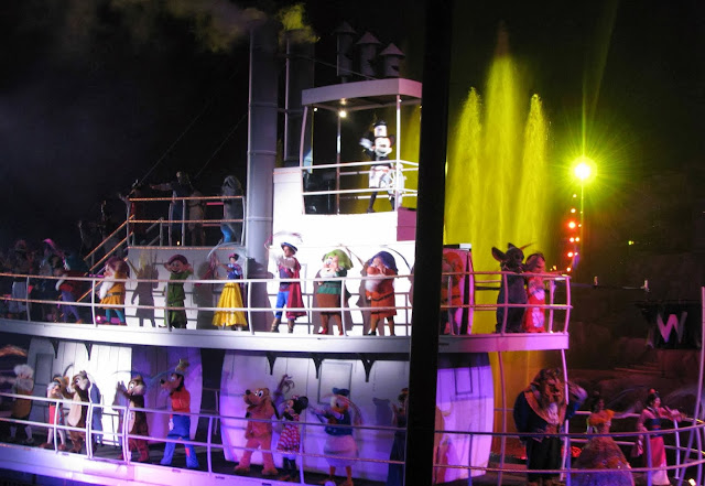 O Fantasmic é um Show imperdível com personagens Disney.