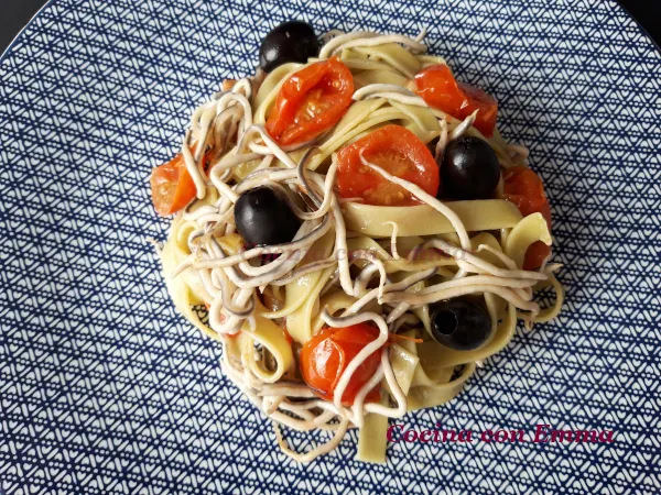 Tagliatelles con gulas y tomates cherry