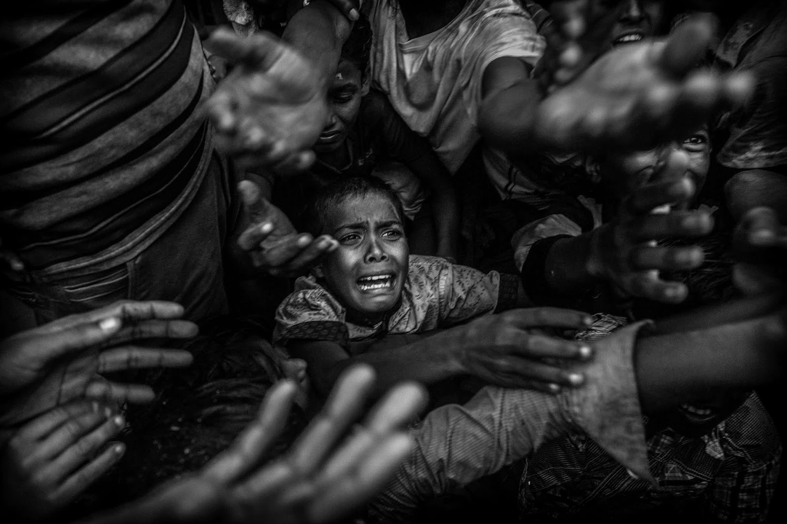 25 Of The Most Intriguing Pictures Of 2017 - Rohingya refugees flee to Bangladesh