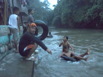 MEMASUKI masa penghujan, warga pinggiran Sungai Deli tidak begitu khawatir dengan datangnya musibah banjir. Sebab, banjir sudah menjadi kebiasaan yang mereka alami sejak berpuluh-puluh tahun yang lalu.