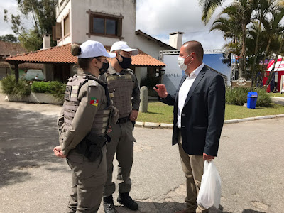 Diretor do Foro, Dr. Marcelo Malizia Cabral, com o comando da Brigada Militar, Capitão Medeiros e Capitã Madalena