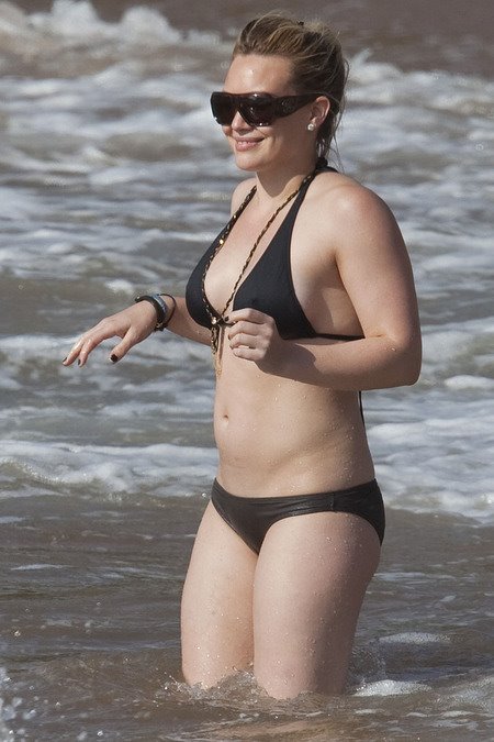 [gallery_main-0624_hilary_duff_bikini_04.jpg]