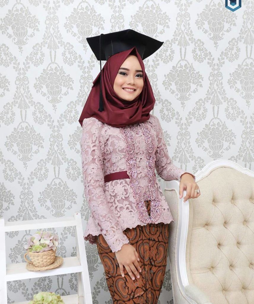 25 model kebaya wisuda muslim untuk wanita berjilbab 