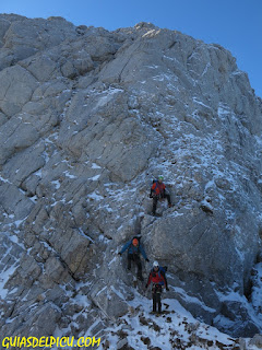 Guia de alta montaña UIAGM en Picos de Europa Fernando Calvo . Crestas alpinas de roca en Picos, escaladas