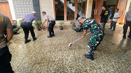 Di Pondok Aren, Anggota TNI dan Polri Kompak Kerja Bakti Bersih-bersih Masjid