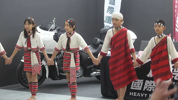 ▲都達國小賽德克族學童舞蹈表演。（記者林明佑翻攝）