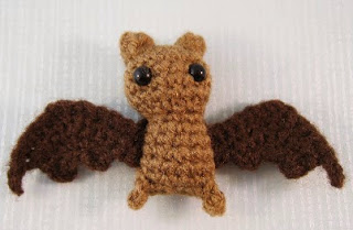 http://translate.google.es/translate?hl=es&sl=en&tl=es&u=http%3A%2F%2Flucyravenscar.blogspot.co.uk%2F2014%2F10%2Fitty-bitty-bat-free-amigurumi-pattern_16.html