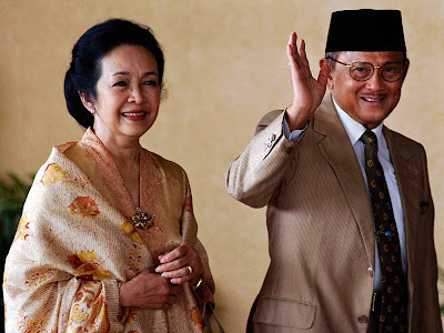 AINUN BJ HABIBIE MENINGGAL DUNIA