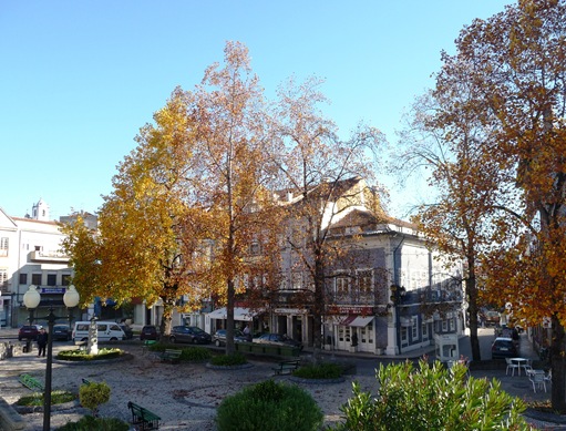 agueda - praça ao lado do rio