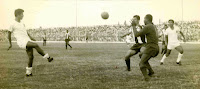 Se va a producir el tercer gol de Grau en la valla de Alianza Lima. Ubillús entre el defensa Javier Gonzáles y el arquero Román Villanueva anota el tanto. Los albos ganaron por tres goles a uno a los grones (21 de setiembre 1970).