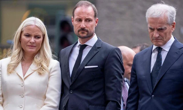 Crown Prince Haakon, Crown Princess Mette-Marit and Prince Sverre Magnus attended a tribute ceremony at the London Pub