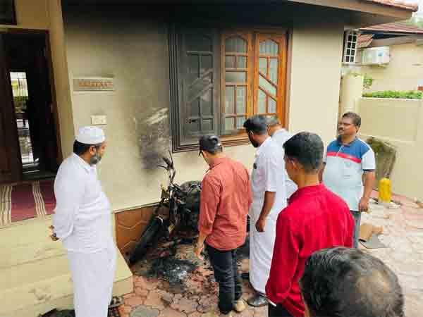 Kannur, News, Kerala, bike, Fire, Police, SDPI leader's bike found caught fire.