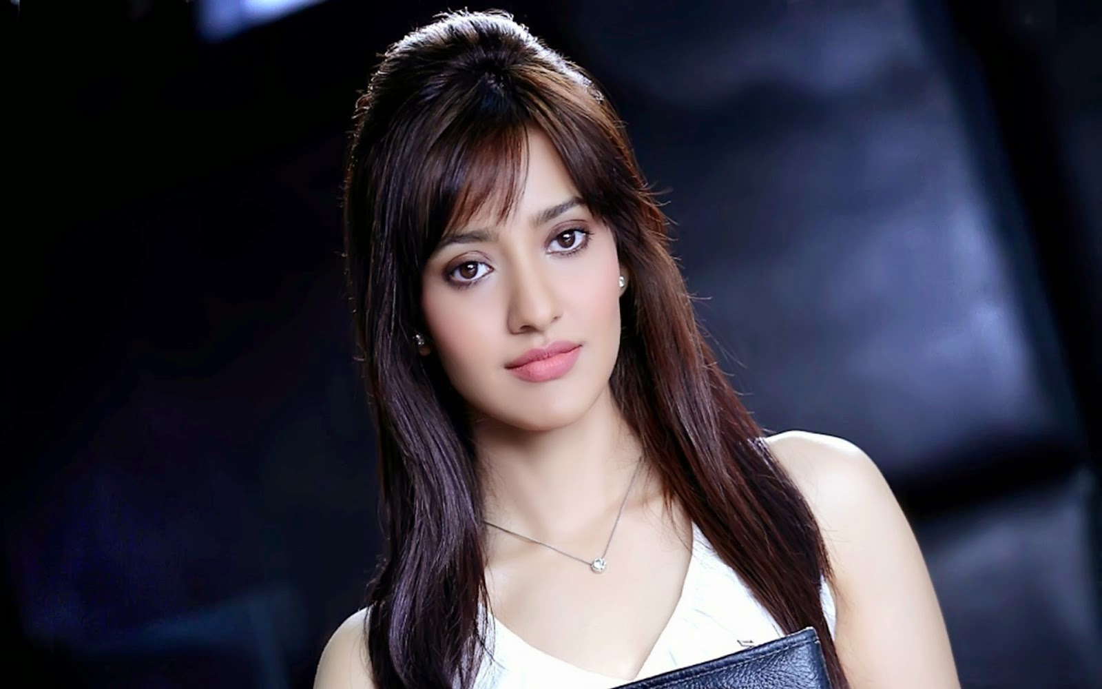 Foto Artis Cantik Bollywood Neha Sharma Yang Sangat Seksi