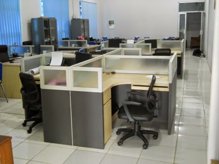 Meja Sekat Kantor Bentuk X - Custom Furniture Kantor Semarang