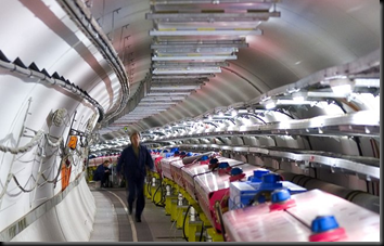 Técnicos do CERN verificam o experimento OPERA (Foto: AP)