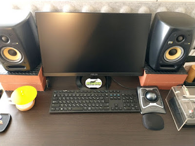 ロゴプレートとPC