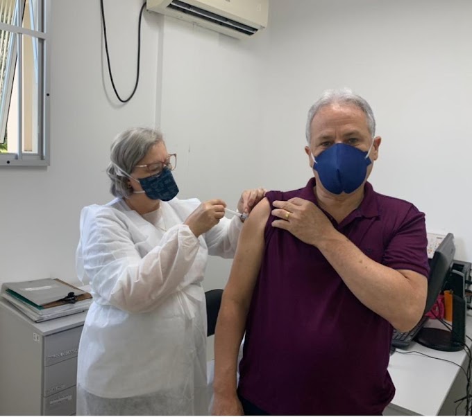 Seguindo cronograma, ex-prefeito Marco Alba recebe a primeira dose da vacina e elogia trabalho dos servidores da saúde