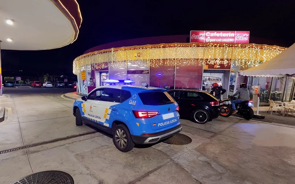 Vehículo patrulla de la Policía Local de Arona en el lugar de los hechos (PLC Blog).