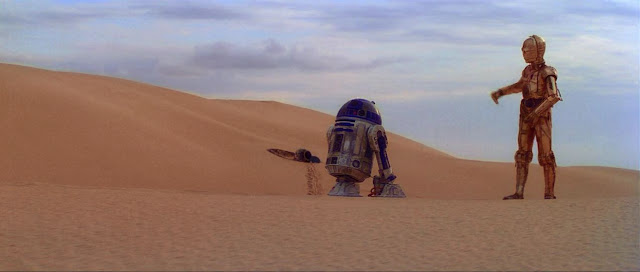 R2 D2 dan C-3PO saat tiba di gurun