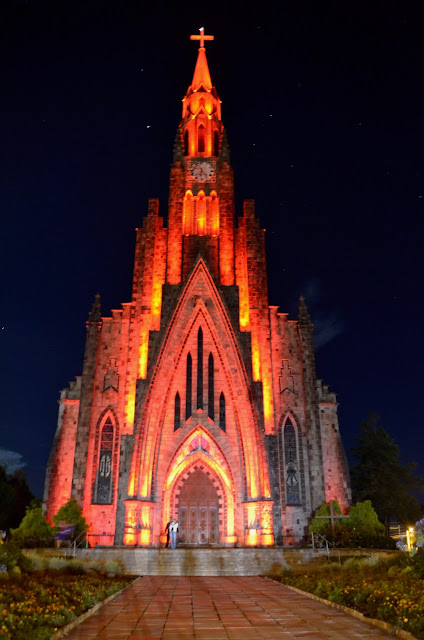 A iluminação noturna da Catedral de Pedra