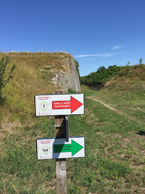 Signs shows the red and green routes in Palmanova.