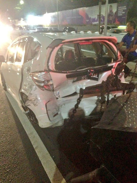 DOMINO99 - Tiga Mobil Remuk Akibat Kecelakaan di Tol Pejompongan Jakbar
