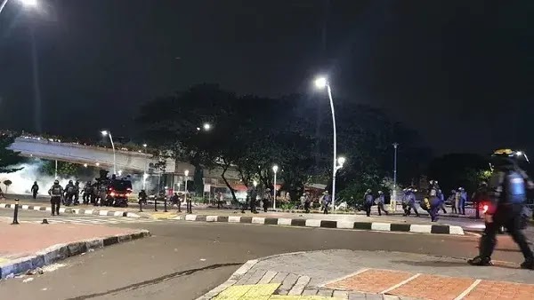 Bentrok Lagi di Jatibaru, Massa Lempar Batu-Petasan Balas Dengan Gas Air Mata