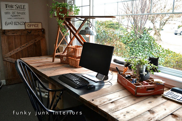 Home office com paletes de madeira e outros objetos reciclados