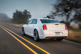 Rear 3/4 view of 2017 Chrysler 300S