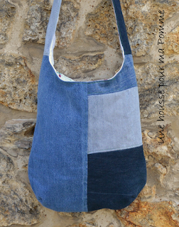 Sac bandoulière fait de pans de pantalons en jeans recyclés (chinés par mes soins), de différents tons, montés façon patchwork, coutures surpiquées de fil vert, bandoulière en jeans, entièrement doublé en tissu coton au motif cactus. Les jeans portés recyclés parfois délavés par le temps apportent cette "petite chose en plus" à cette pièce unique. Dimensions : 35 x 33 x 8 cm, hauteur avec la bandoulière : 83 cm.