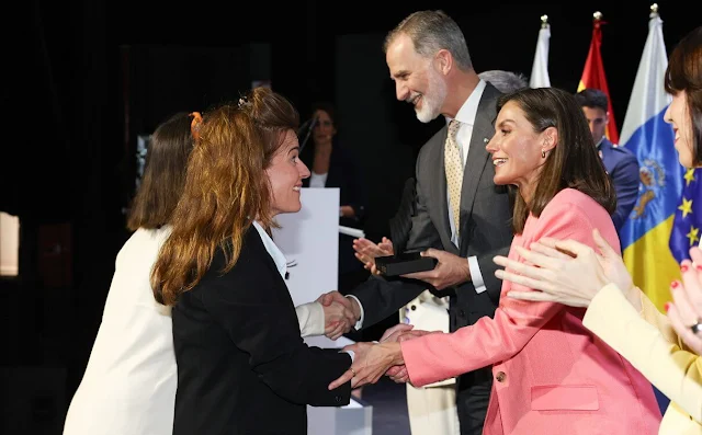 Queen Letizia wore a light purple Jopeta jacket by Hugo Boss. Hugo Boss Tefite light purple trousers, Boss silk blouse