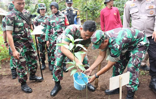 Kodim 0618/kota Bandung  Tanam Pohon di Buruan SAE  Al-Hidayah RW 10 Kelurahan Pasir Jati Kecamatan Ujung Berung Kota Bandung. 