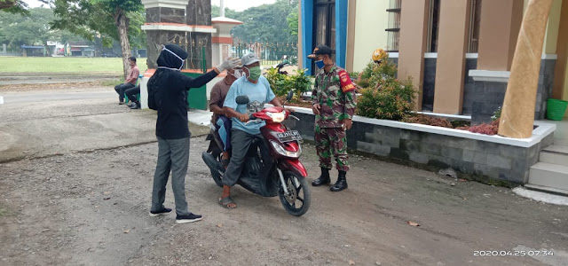 Kodim Sragen - Babinsa Desa Gondang Tertibkan Pengendara Motor Yang Bandel Tidak Pakai Masker