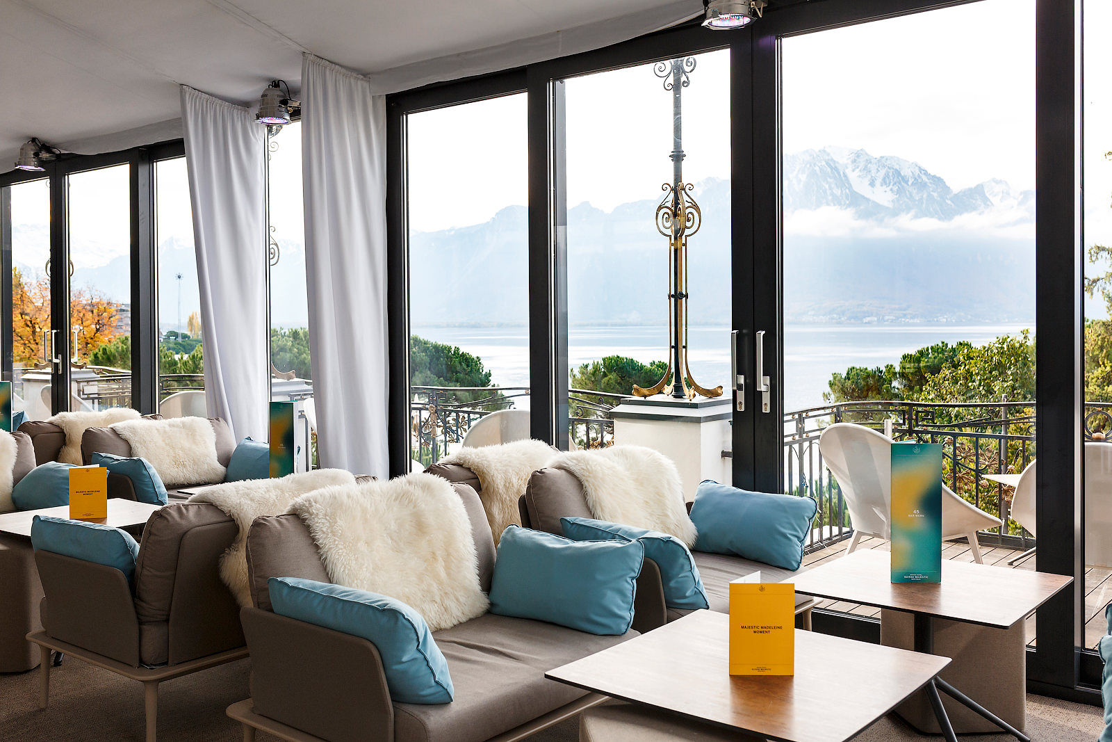 Winterterrasse mit Ausblick im Hotel Suisse Majestic, Schweiz