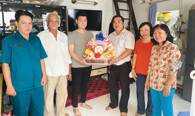 Đồng chí Trần Thanh Liêm, Chủ tịch Ủy ban MTTQ Phường 7  cùng các thành viên trong đoàn thăm, tặng quà gia đình  thanh niên trúng tuyển nghĩa vụ. (Ảnh: AK)