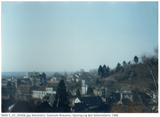 BIAB_E_02_00016b: Bilder der Sprengung des Schornsteines, Brauerei Guntrum, Bensheim 1986, Quelle: Norbert Clara, Bensheim