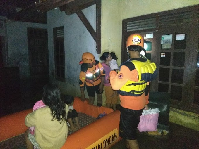 Rescue Senkom Mitra Polri Membantu  Evakuasi Korban Banjir di Pekalongan