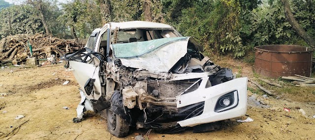 Barabanki: ट्रक से टक्कर के बाद कार के उड़े परखच्चे, दो की मौत