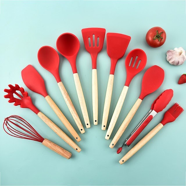 12Pcs/Set Wooden Handle Silicone Kitchen Utensils with Storage Bucket High Temperature Resistant and Non-Stick Pot Spatula Spoon