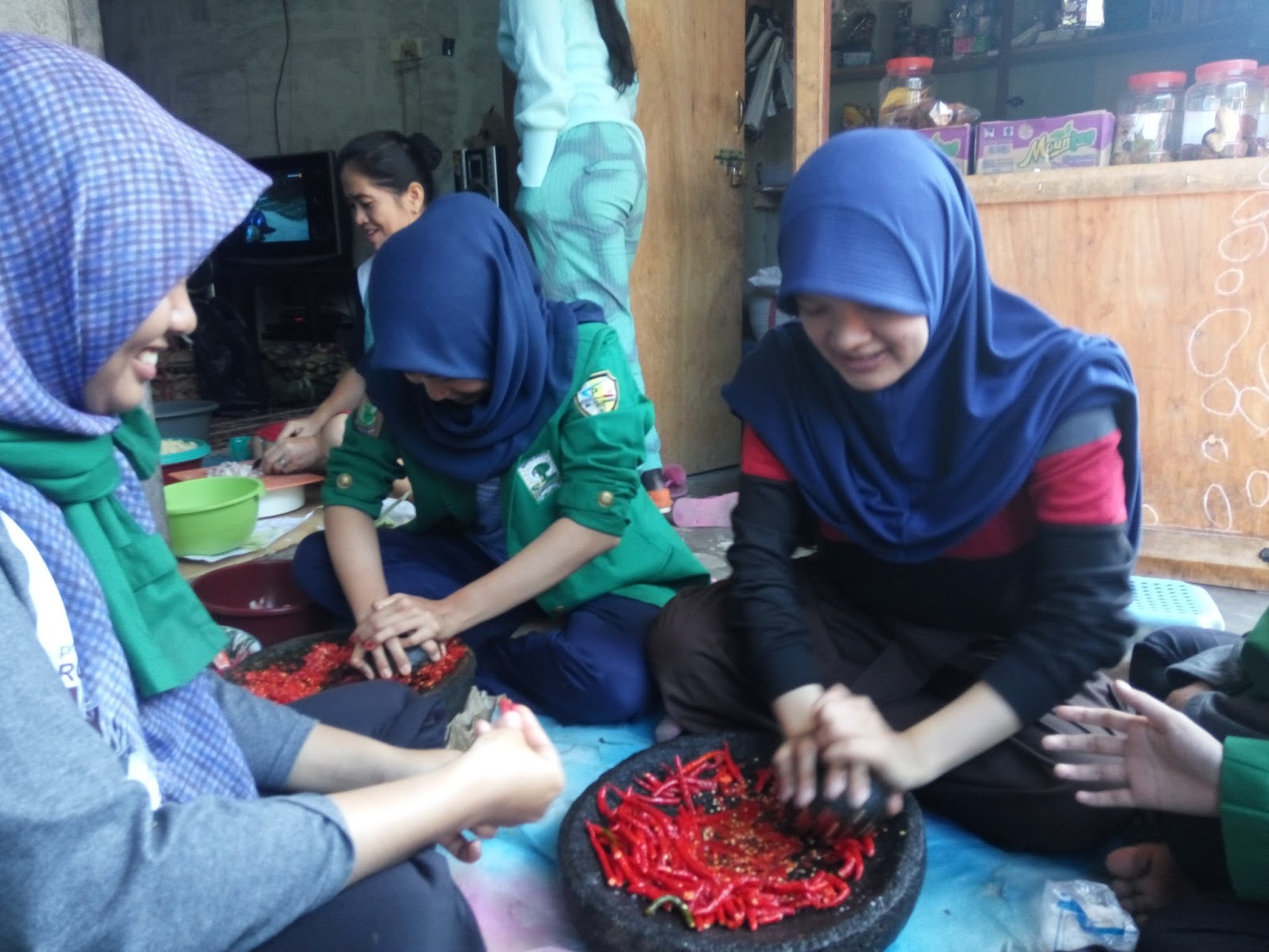 memasak dengan ibu ibu di dusun Balai balai